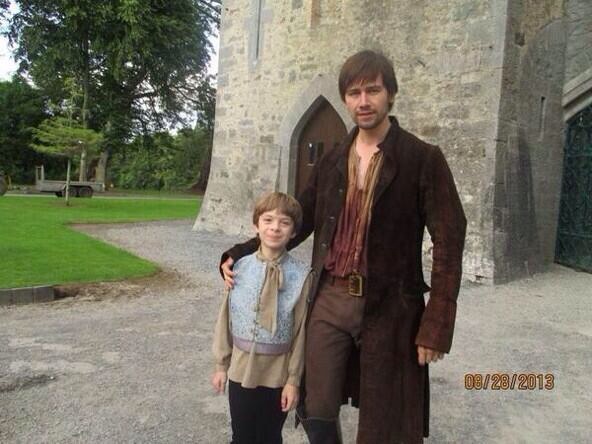Peter DaCunha در صحنه سریال تلویزیونی سلطنت به همراه Torrance Coombs