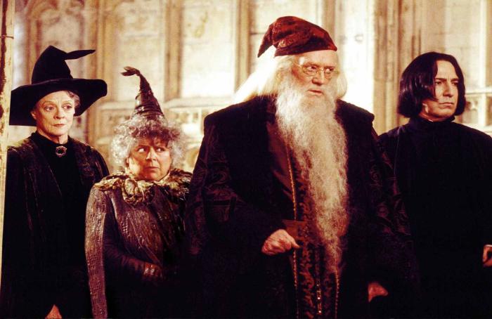 ریچارد هریس در صحنه فیلم سینمایی هری پاتر و تالار اسرار به همراه آلن ریکمن، میریام مارگولیس و مگی اسمیت