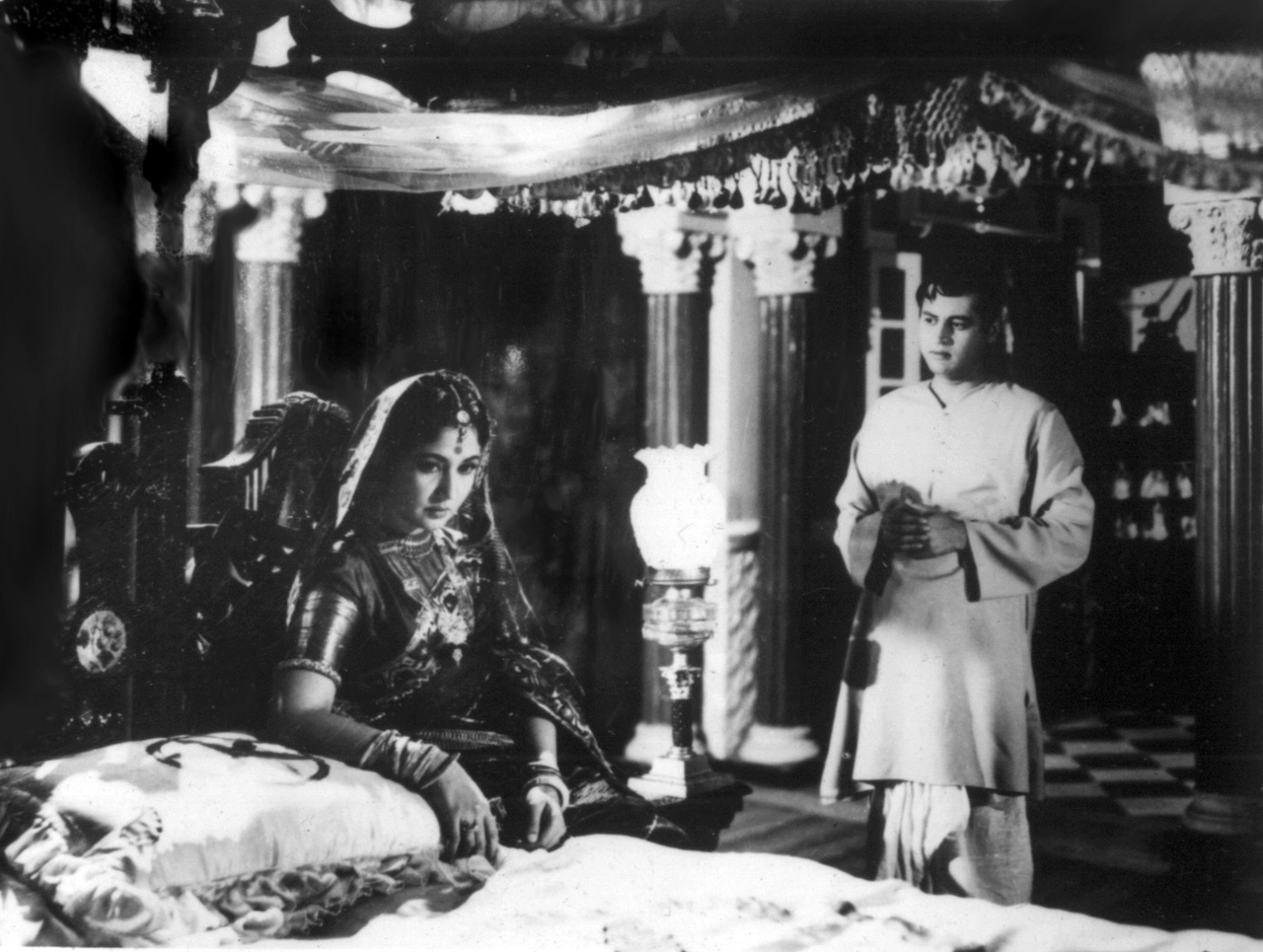 Meena Kumari در صحنه فیلم سینمایی Sahib Bibi Aur Ghulam به همراه Guru Dutt