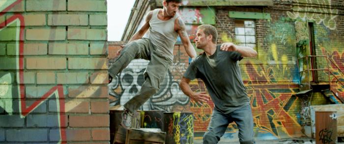 David Belle در صحنه فیلم سینمایی Brick Mansions به همراه پل واکر