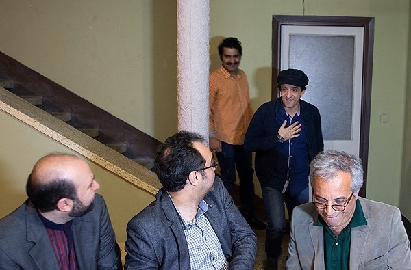 محمدحسین لطیفی در پشت صحنه سریال تلویزیونی پادری به همراه نصرت میرعظیمی و مجید یاسر