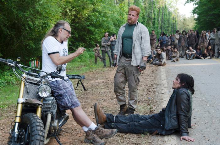 Greg Nicotero در صحنه سریال تلویزیونی مردگان متحرک به همراه Michael Cudlitz و نورمن ریداس