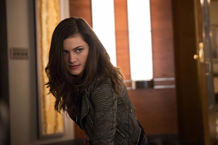 Phoebe Tonkin در صحنه سریال تلویزیونی اصیل ها