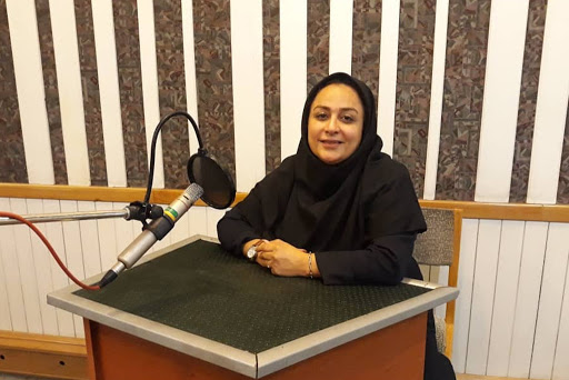 تصویری از نازنین مهیمنی، مجری سینما و تلویزیون در حال بازیگری سر صحنه یکی از آثارش