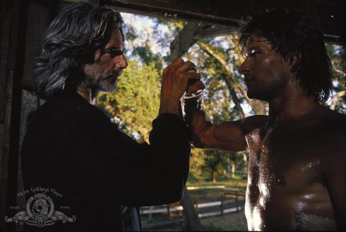 Sam Elliott در صحنه فیلم سینمایی Road House به همراه Patrick Swayze