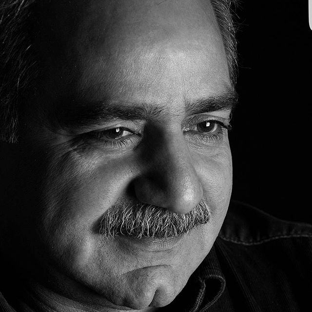 تصویری از پرویز پرستویی، بازیگر و تهیه کننده سینما و تلویزیون در حال بازیگری سر صحنه یکی از آثارش