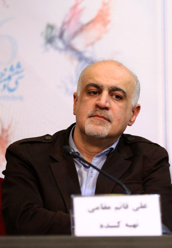 تصویری از علی قائم‌مقامی، مدیر تولید و تهیه کننده سینما و تلویزیون در حال بازیگری سر صحنه یکی از آثارش