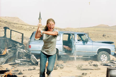 امیلی دی راوین در صحنه فیلم سینمایی تپه ها چشم دارند