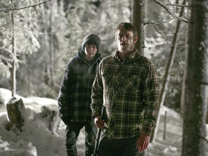 یوئل کینامن در صحنه فیلم سینمایی Edge of Winter به همراه تام هالند