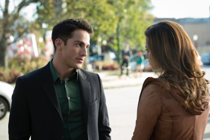 Michael Trevino در صحنه سریال تلویزیونی خاطرات خون آشام به همراه Phoebe Tonkin