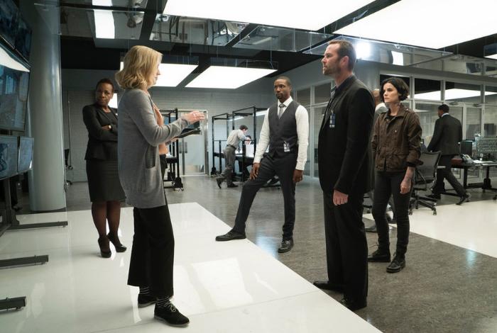 Ashley Johnson در صحنه سریال تلویزیونی نقطه کور به همراه Jaimie Alexander، Sullivan Stapleton، Rob Brown و Marianne Jean-Baptiste