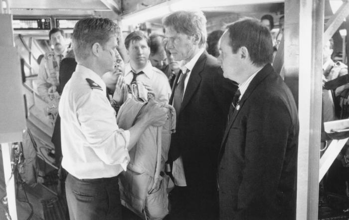 ویلیام اچ میسی در صحنه فیلم سینمایی هواپیمای رئیس جمهور به همراه هریسون فورد و Paul Guilfoyle