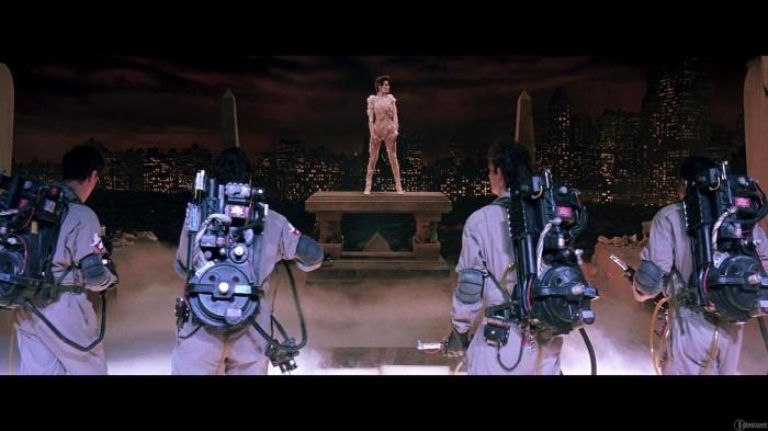 اسلاویتزا یوان در صحنه فیلم سینمایی شکارچیان ارواح به همراه بیل مورای، دن اکروید، ارنی هادسون و هارولد رمیس