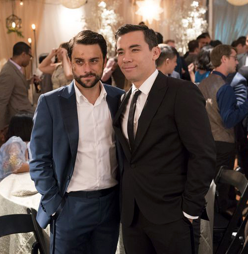 Conrad Ricamora در صحنه سریال تلویزیونی How to Get Away with Murder به همراه Jack Falahee