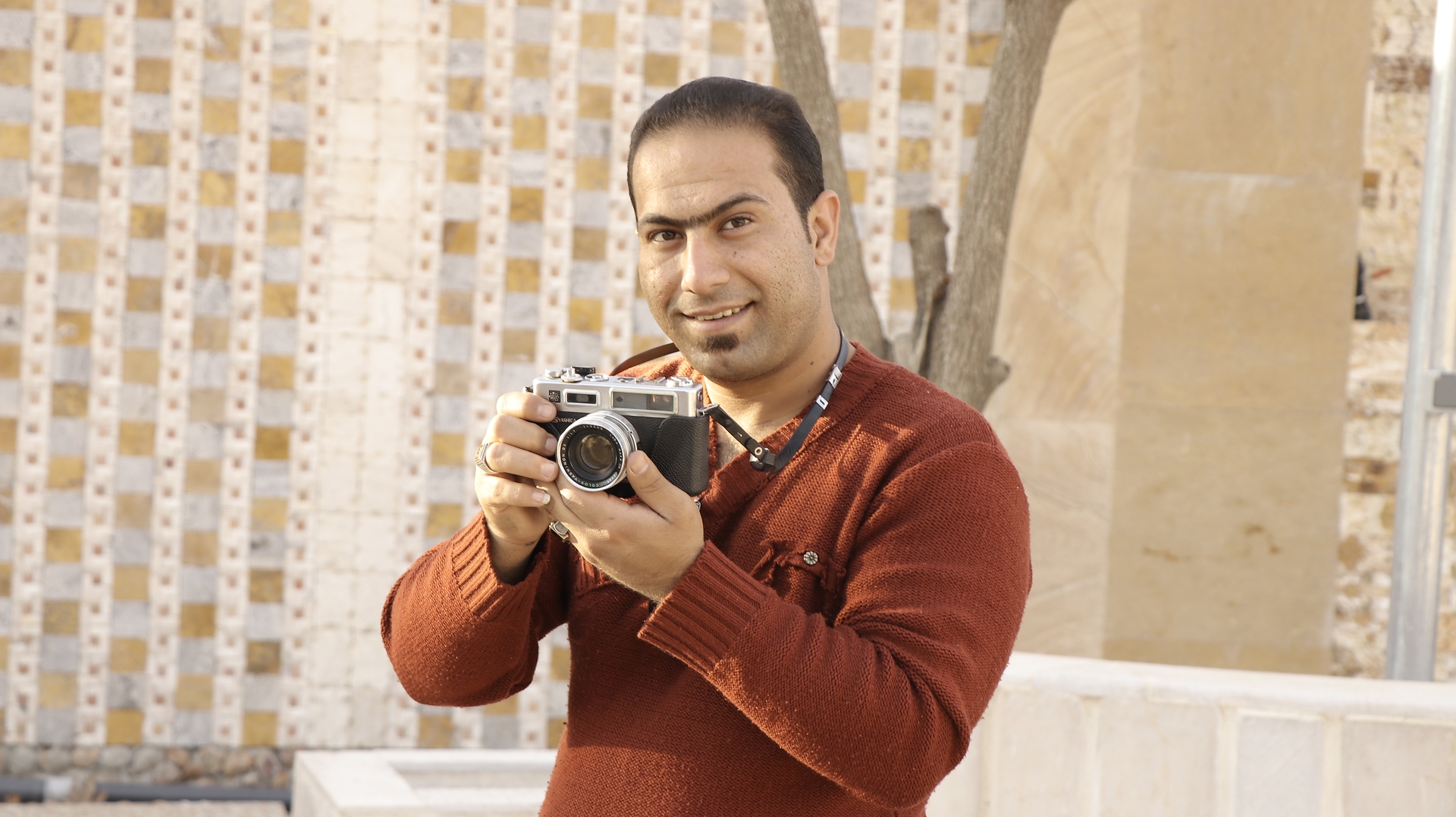 تصویری از وحید مرشدی، بازیگر سینما و تلویزیون در حال بازیگری سر صحنه یکی از آثارش