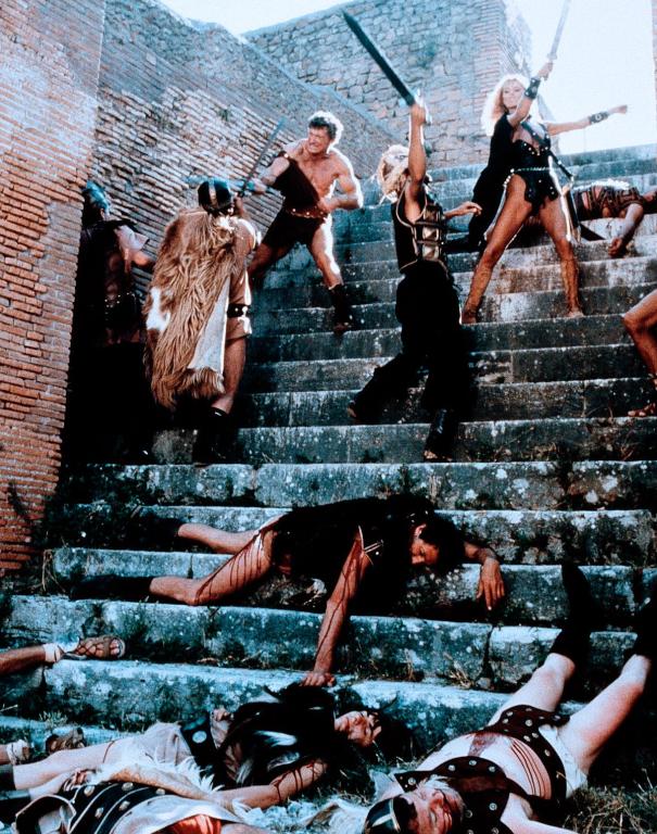 Sybil Danning در صحنه فیلم سینمایی I sette magnifici gladiatori به همراه Brad Harris