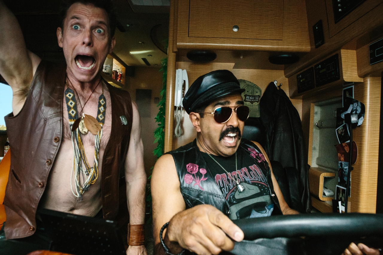 Erik Stolhanske در صحنه فیلم سینمایی Super Troopers 2 به همراه Jay Chandrasekhar