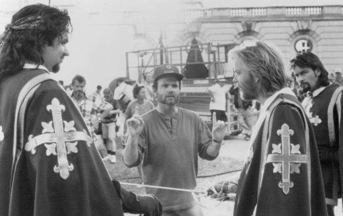 کیفر ساترلند در صحنه فیلم سینمایی سه تفنگدار به همراه Stephen Herek، اولیور پلات و چارلی شین
