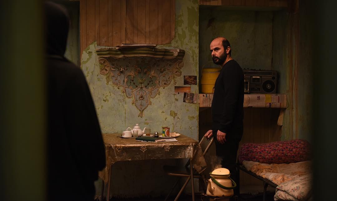 علی مصفا در صحنه فیلم سینمایی خانه‌ای در‌ خیابان چهل‌ و یکم