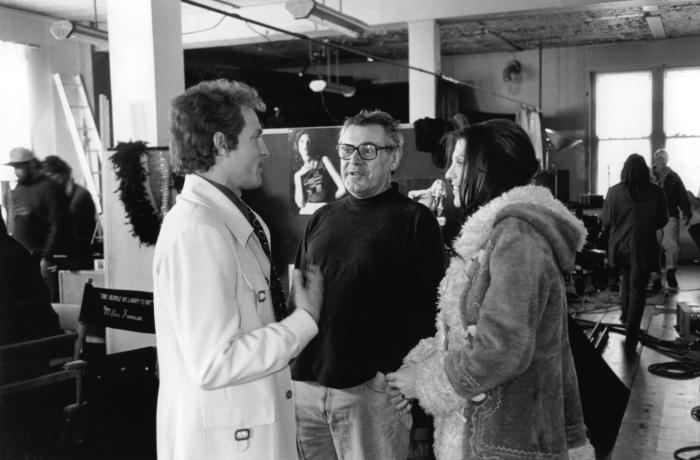 میلوش فورمن در صحنه فیلم سینمایی مردم علیه لری فلینت به همراه وودی هارلسون و Courtney Love