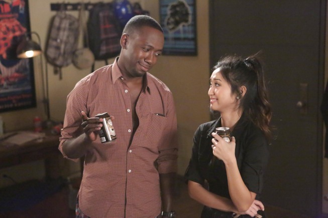 Brenda Song در صحنه سریال تلویزیونی دختر جدید به همراه Lamorne Morris