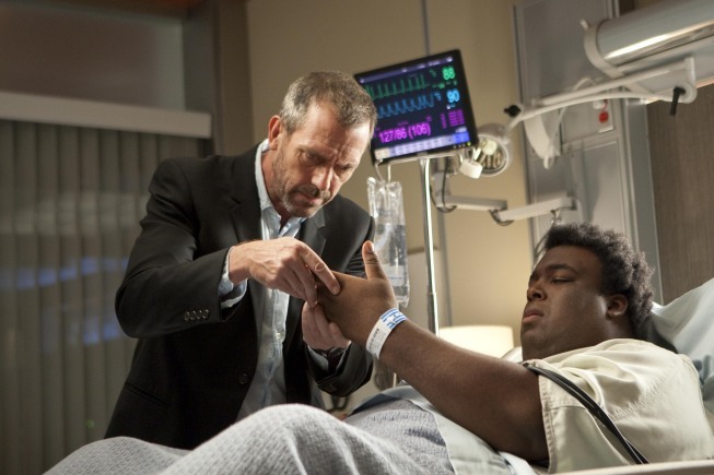 Da'Vone McDonald در صحنه سریال تلویزیونی دکتر هاوس به همراه Hugh Laurie