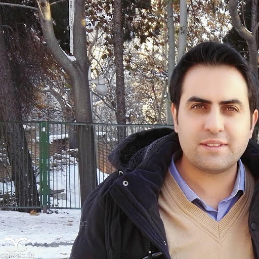 تصویری از امین نبی اللهی، مجری سینما و تلویزیون در حال بازیگری سر صحنه یکی از آثارش