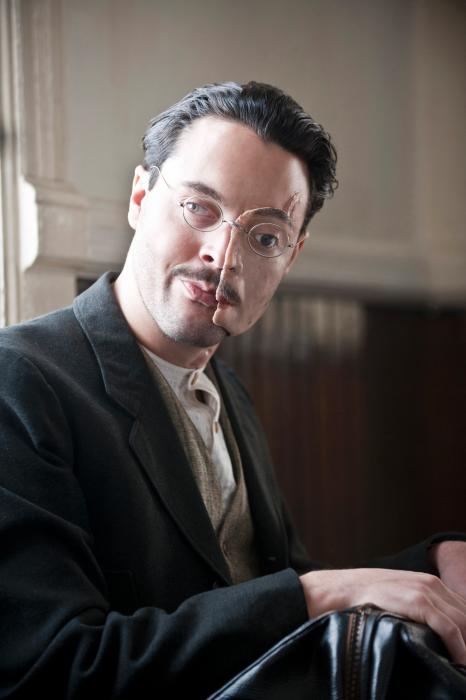 جک هیوستون در صحنه سریال تلویزیونی امپراتوری بوردواک