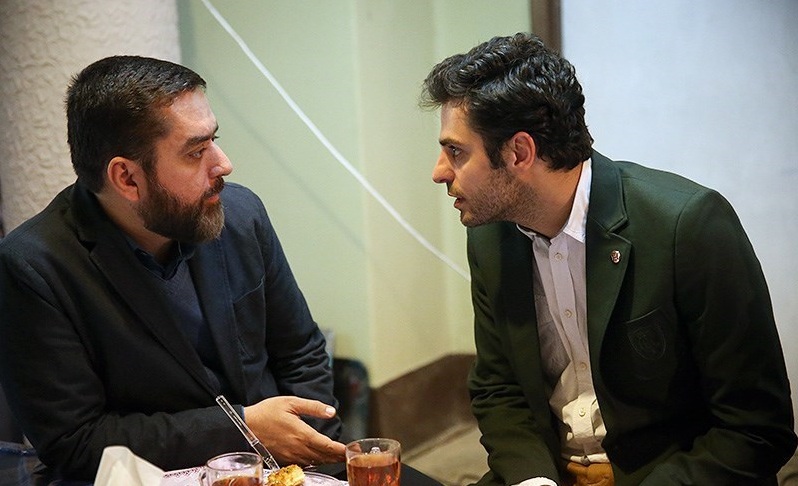 علی ضیاء در پشت صحنه سریال تلویزیونی پادری به همراه سید محمود رضوی