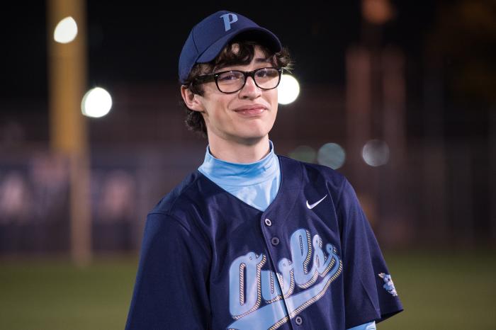 Joey Bragg در صحنه فیلم سینمایی The Outfield