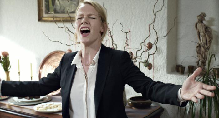 Sandra Hüller در صحنه فیلم سینمایی تونی اردمان - Toni Erdman