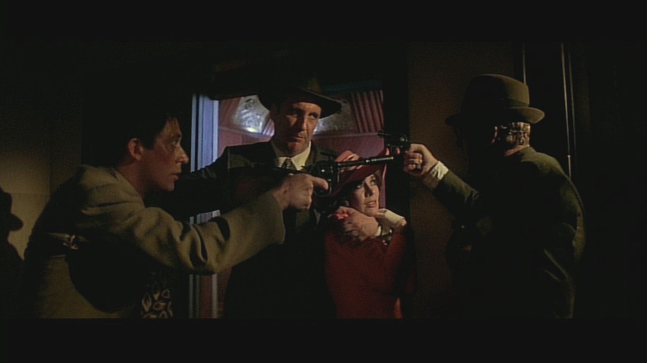مایکل کین در صحنه فیلم سینمایی Peeper به همراه Natalie Wood، Don Calfa و Timothy Carey