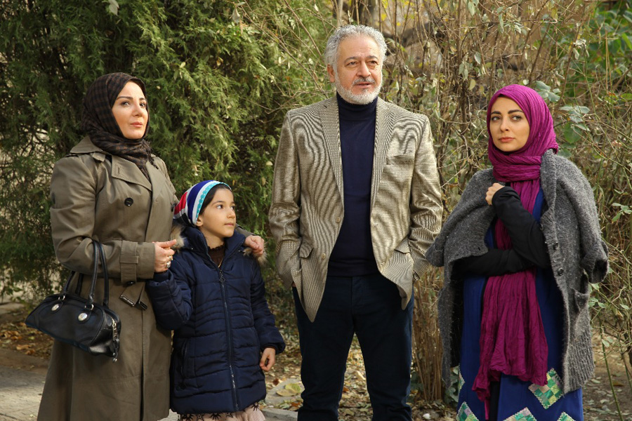 مسیح میرحسینی در صحنه سریال تلویزیونی بهترین نقش زندگی به همراه مجید مشیری و نفیسه روشن