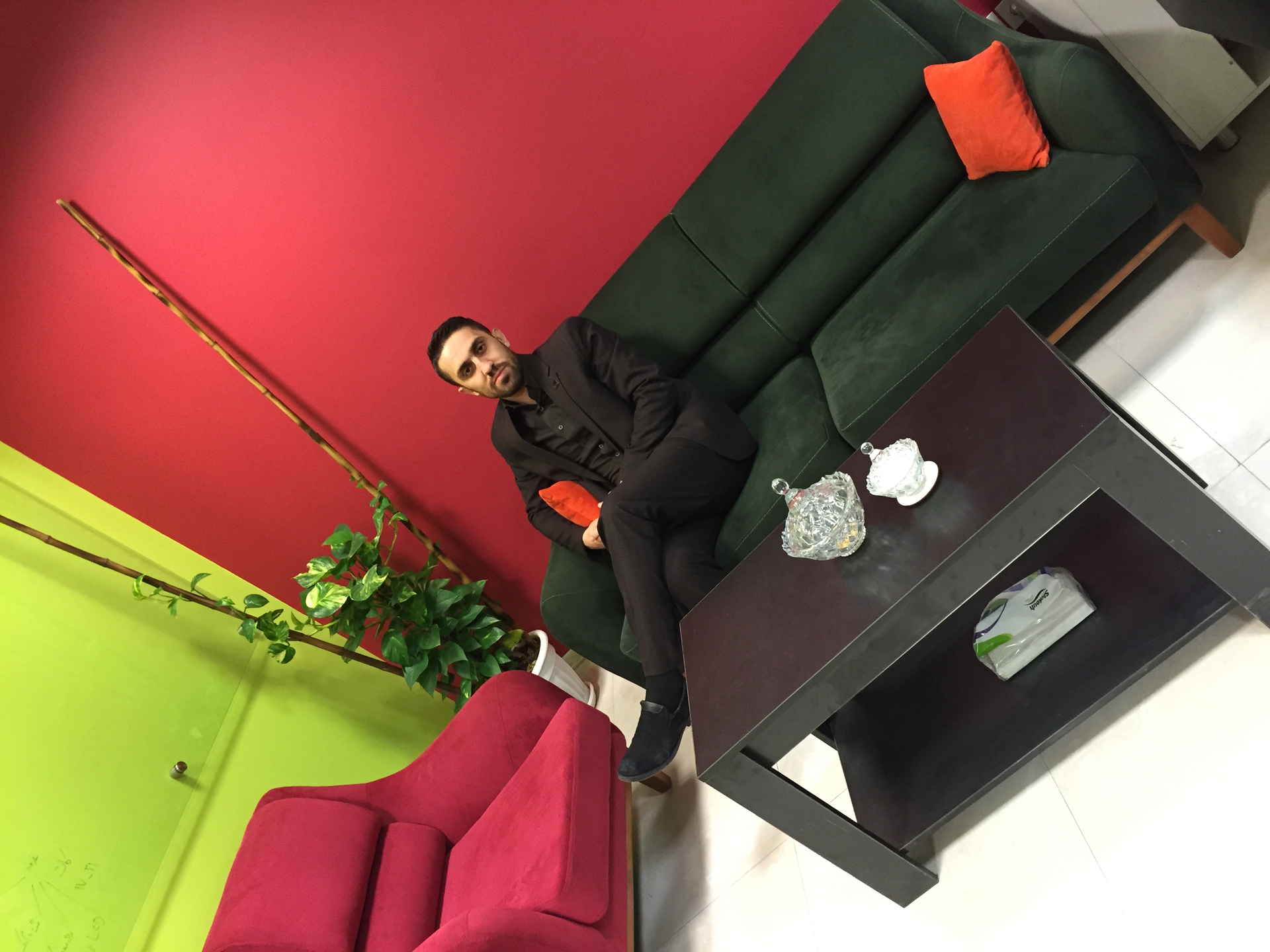 تصویری از آرام نباتی، دستیار جلوه‌های ویژه میدانی سینما و تلویزیون در حال بازیگری سر صحنه یکی از آثارش