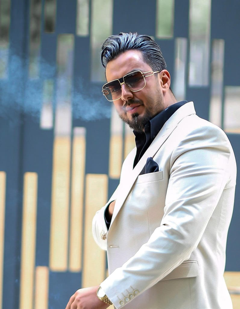 تصویری از میلاد فخرالعلمایی، بازیگر سینما و تلویزیون در حال بازیگری سر صحنه یکی از آثارش