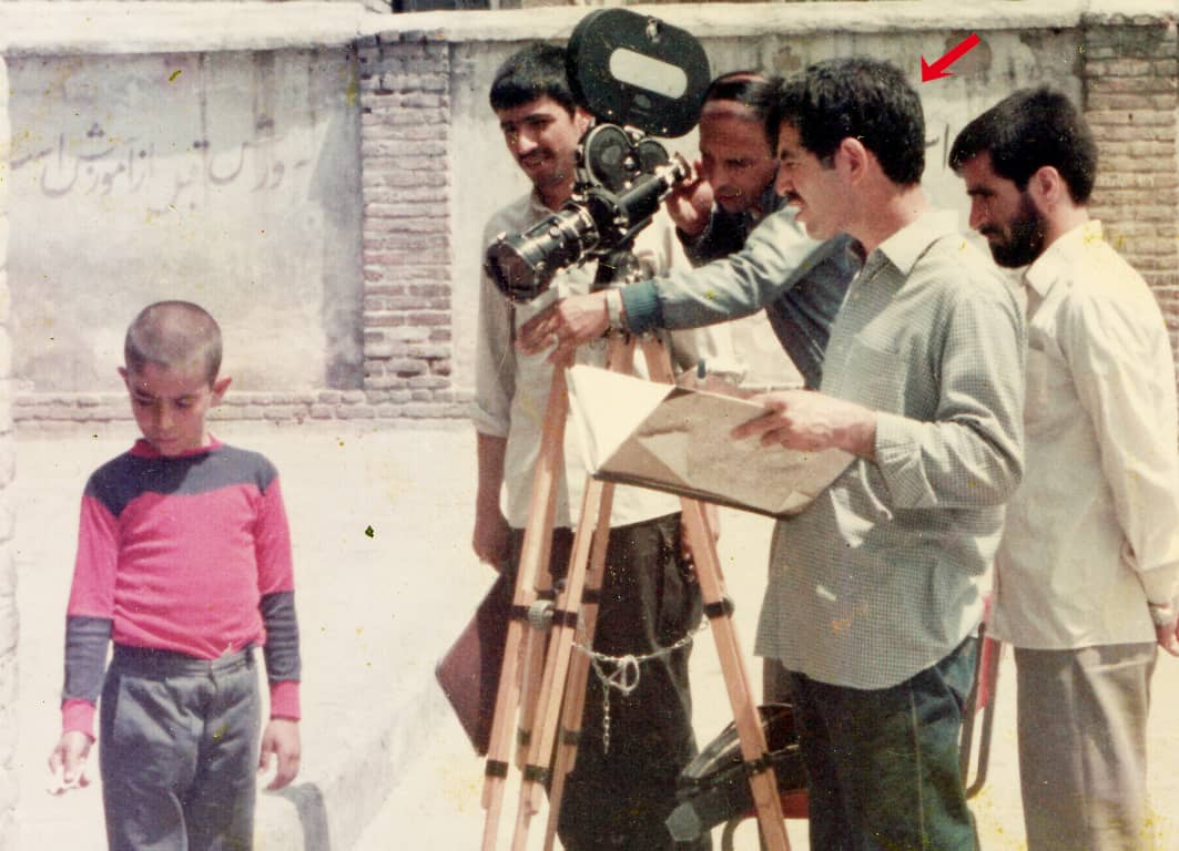 تصویری از رضا غمخوار (غفار رضایی)، مدیر تولید و بازیگر سینما و تلویزیون در پشت صحنه یکی از آثارش