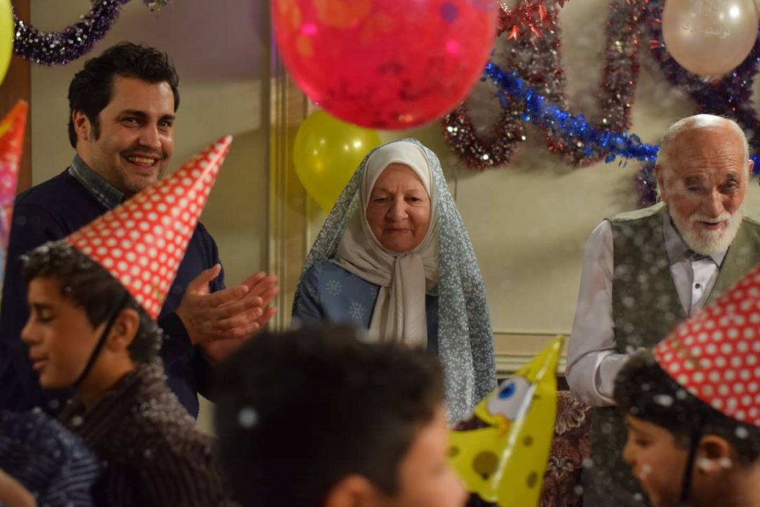 رابعه مدنی در صحنه سریال تلویزیونی سرگذشت به همراه امیرمحمد زند و حسین ملکی