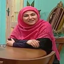 تصویری از شیما جان قربان، مجری سینما و تلویزیون در حال بازیگری سر صحنه یکی از آثارش