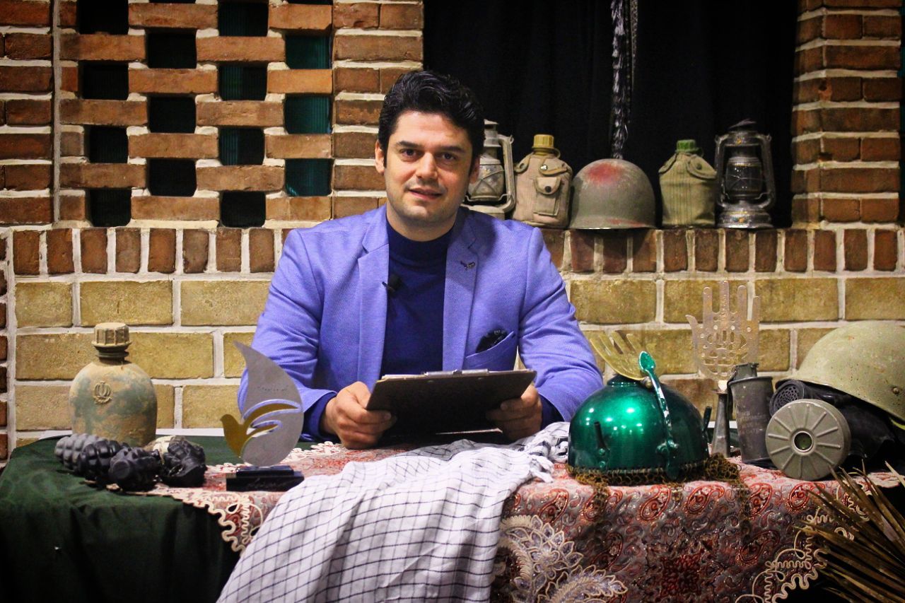 تصویری از حامد سجادی فر، بازیگر سینما و تلویزیون در حال بازیگری سر صحنه یکی از آثارش