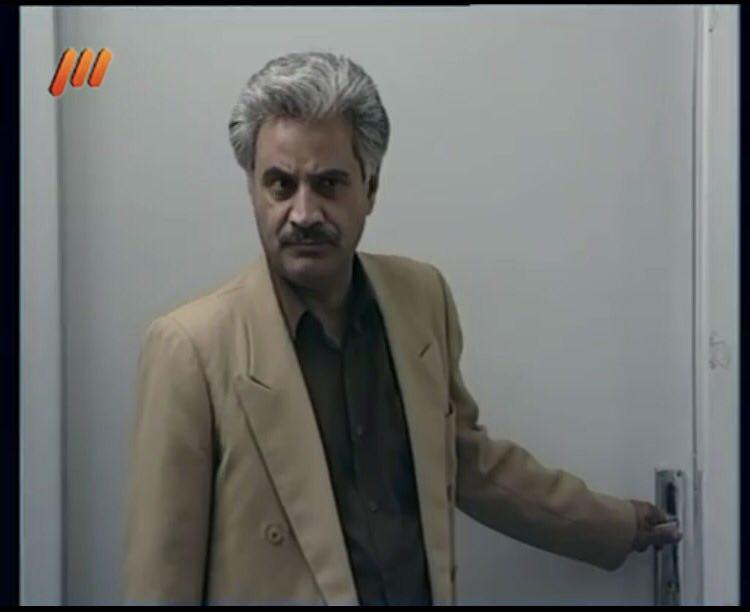 تصویری از فرشید هاشمیان، بازیگر سینما و تلویزیون در حال بازیگری سر صحنه یکی از آثارش