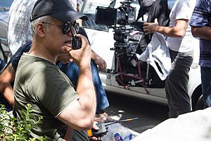 تصویری از بهروز سبط‌ رسول، کارگردان سینما و تلویزیون در حال بازیگری سر صحنه یکی از آثارش