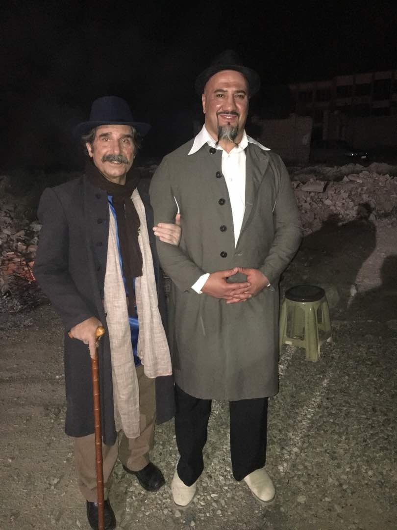 تصویری از علیرضا توپچی، بازیگر سینما و تلویزیون در حال بازیگری سر صحنه یکی از آثارش