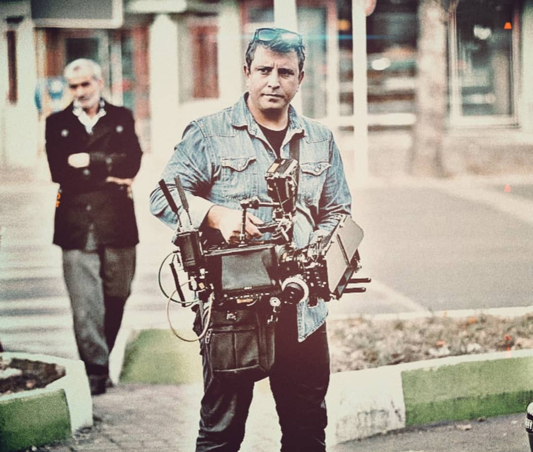 تصویری از سجاد سبحانی، بازیگر و فیلمبردار سینما و تلویزیون در حال بازیگری سر صحنه یکی از آثارش