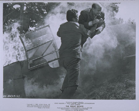 دونالد پلیزنس در صحنه فیلم سینمایی فرار بزرگ به همراه جیمز گارنر