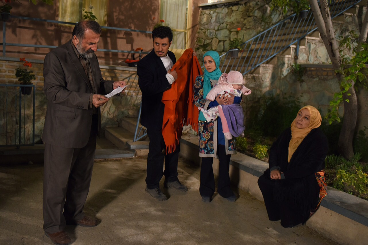 جواد عزتی در صحنه سریال تلویزیونی دردسرهای عظیم 2 به همراه مریم سعادت، مهران رجبی و الناز حبیبی