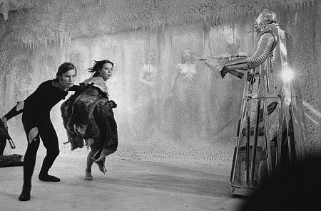 Jenny Agutter در صحنه فیلم سینمایی فرار لوگان به همراه Michael York و Roscoe Lee Browne