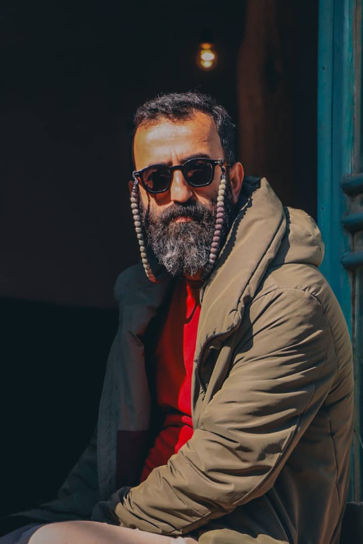 تصویری از مهران بستانی، دستیار صحنه و طراح صحنه سینما و تلویزیون در پشت صحنه یکی از آثارش