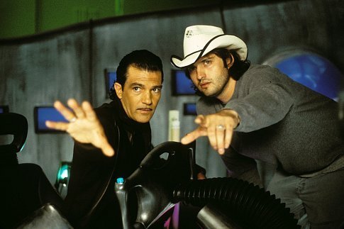 آنتونیو باندراس در صحنه فیلم سینمایی بچه های جاسوس 2: جزیره رویاهای گمشده به همراه Robert Rodriguez