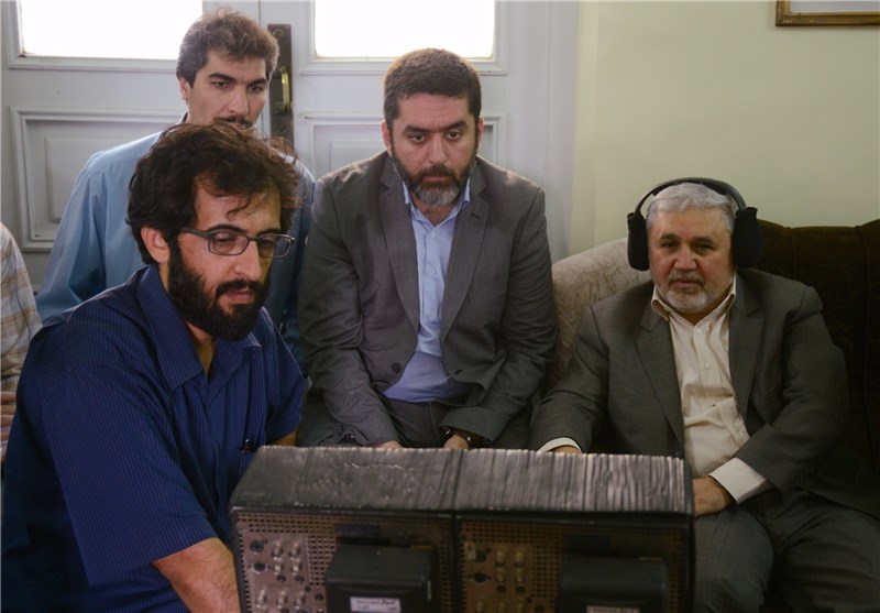 سید محمود رضوی در صحنه سریال تلویزیونی پرده‌نشین به همراه بهروز شعیبی