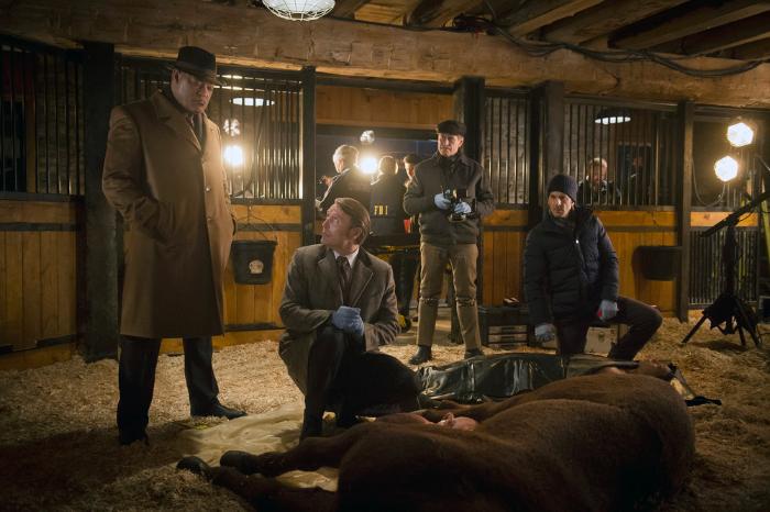 Aaron Abrams در صحنه سریال تلویزیونی هانیبال به همراه لارنس فیشبرن، مدس میکلسن و Scott Thompson